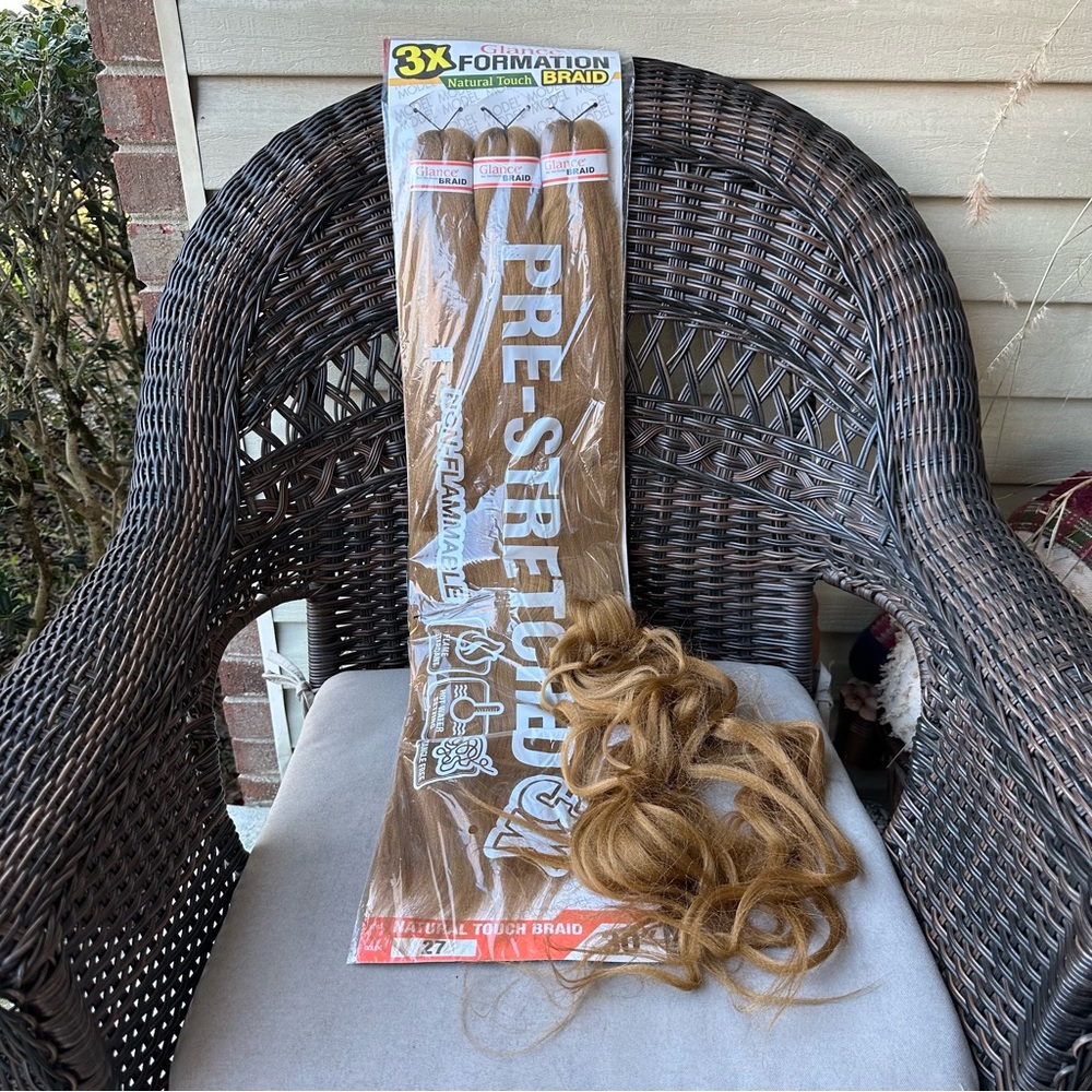 Glance Formation 27 Prestretched Braiding Hair 1 pack of 3 and 1 Opened Bundle